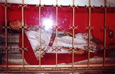 صور للقديس سيلفان لم يصيب جسدة شي 8916146d01